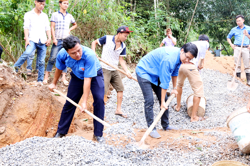 Đoàn viên, thanh niên Đoàn Khối giúp xã Đồng Sơn, huyện Hoành Bồ sớm thoát khỏi diện đặc biệt khó khăn và hoàn thành chương trình xây dựng nông thôn mới.