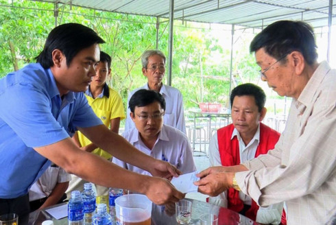Ông Nguyễn Văn Bình, Phó Chủ tịch UBND huyện Phong Điền (áo xanh) chia buồn, hỗ trợ gia đình các nạn nhân