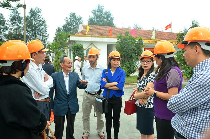 Các nhân chứng, thợ mỏ và cán bộ ngành văn hóa Quảng Ninh thăm lại địa điểm Bác Hồ nói chuyện với công nhân mỏ Đèo Nai.