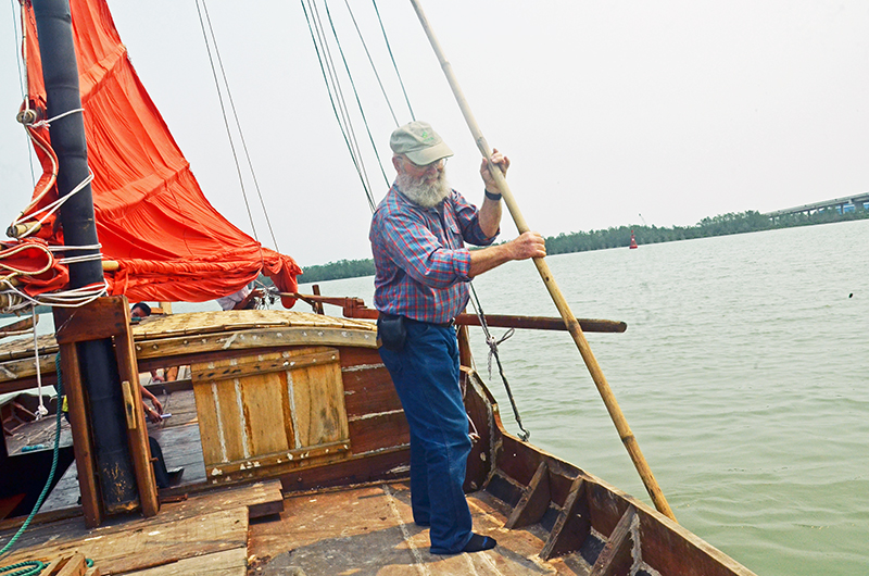 Ông Ken Preston trải nghiệm con thuyền ngược gió của gia đình nghệ nhân Lê Đức Chắn.