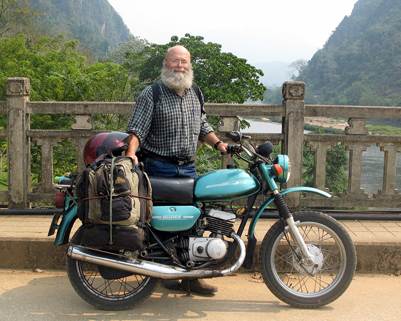 Ông Ken Preston trên đường du hành với xe gắn máy.