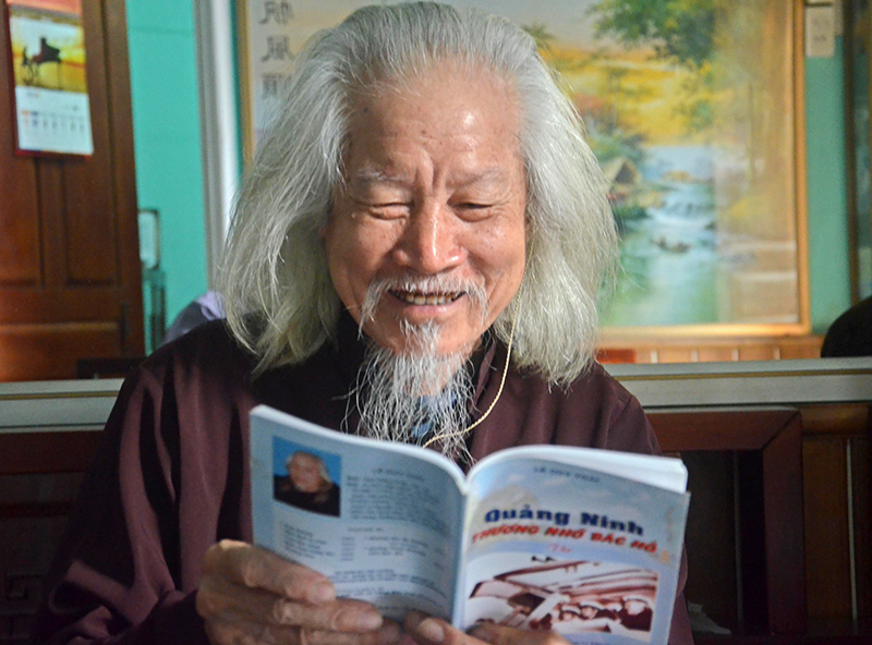 Nhà thơ Lê Duy Thái đọc lại một tập thơ viết về Bác Hồ của mình.