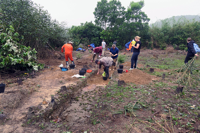 Chuyên gia quốc tế cùng Viện Khảo cổ học khảo sát dấu vết Thương cảng Vân Đồn tại Cống Cái - Sơn Hào, xã Quan Lạn (Vân Đồn), tháng 4-2017.