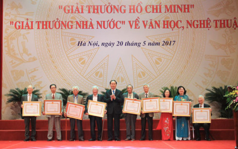 Trưởng Ban Tuyên giáo Trung ương Võ Văn Thưởng trao “Giải thưởng nhà nước về văn học, nghệ thuật cho các tác giả, tác phẩm