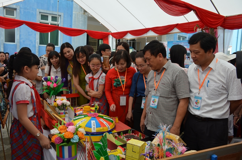 Các đại biểu tham quan các gian hàng trưng bày sản phẩm dự thi của học sinh