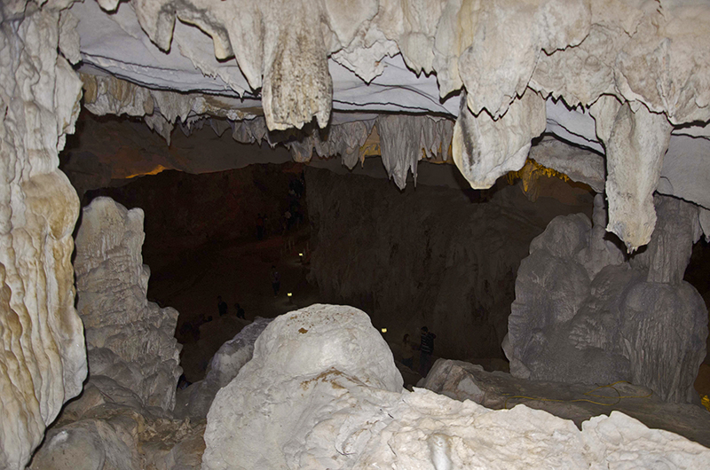 Thác nhũ đá trong hang giữ nguyên vẻ trắng sáng, lấp lánh của các tinh thể canxit