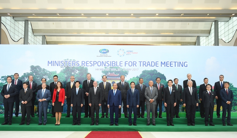 Thủ tướng Nguyễn Xuân Phúc cùng các Bộ trưởng Thương mại APEC. - Ảnh: VGP/Quang Hiếu