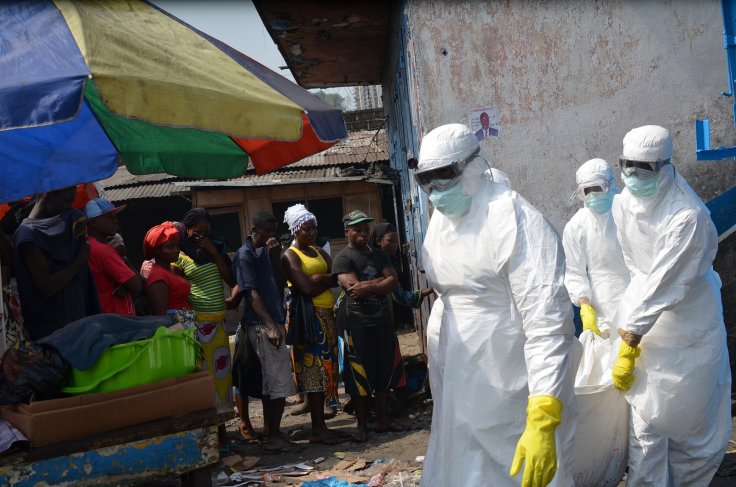 Các nhân viên y tế làm việc khi dịch Ebola bùng phát ở Liberia năm 2015. (Ảnh: AFP/Getty Images)