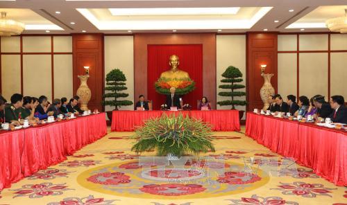 Tổng Bí thư Nguyễn Phú Trọng gặp mặt các đại biểu được vinh danh trong Chương trình Vinh quang Việt Nam . (Ảnh: TTXVN)