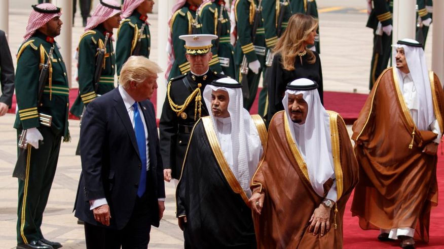 Quốc vương Saudi Arabia chống gậy ra tận sân bay đón Tổng thống Trump, một nghi lễ mà ông không dành cho cựu Tổng thống Mỹ Barack Obama.