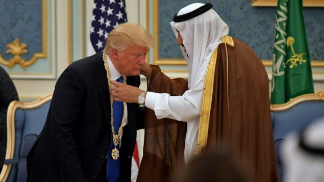 Quốc vương Salman trao tặng nhà lãnh đạo Mỹ huân chương vàng danh dự Abdulaziz Al Saud.