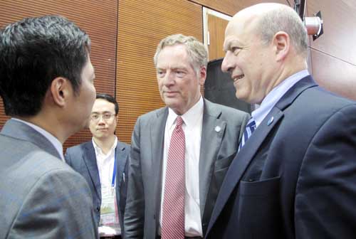 Đại diện Thương mại Mỹ (giữa) trao đổi với Bộ trưởng Công Thương Trần Tuấn Anh (bên trái) tại họp báo về kết quả Hội nghị các Bộ trưởng phụ trách Thương mại APEC (MRT 23) chiều 21/5. Ảnh: Hoài Thu