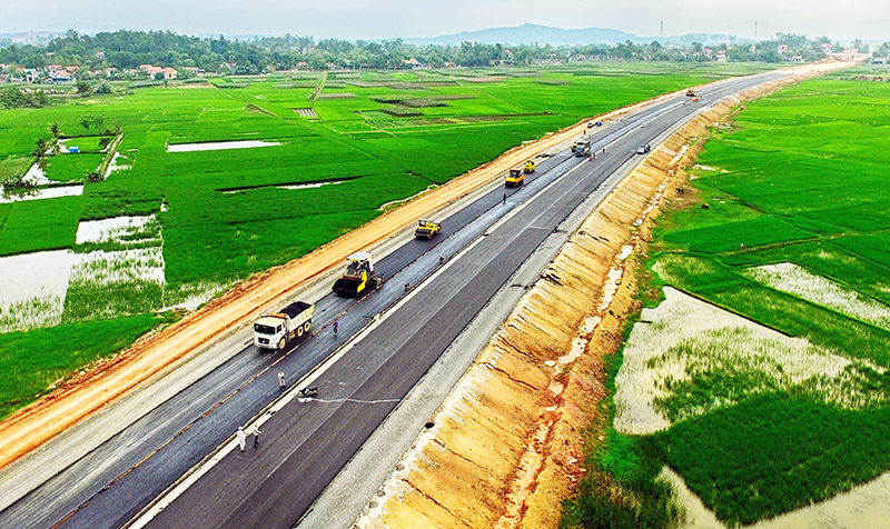 Thi công thảm nhựa nền đường cao tốc Hạ Long - Hải Phòng tại gói thầu XL-02.
