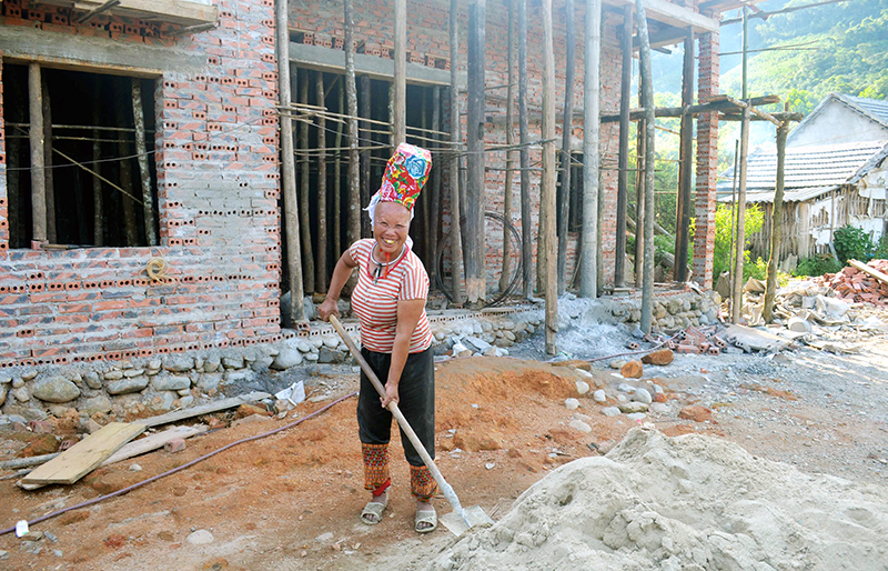 Chị Chíu Nhì Múi, hộ nghèo thôn Pạc Sủi được hỗ trợ kinh phí của Nhà nước để xoá nhà tạm.