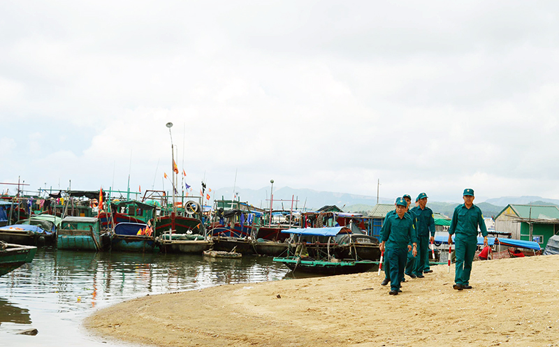 Các thành viên Trung đội DQTV biển thị trấn Cái Rồng, huyện Vân Đồn tuần tra nắm bắt tình hình an ninh trật tự tại cảng Cái Rồng.