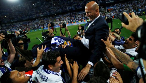 Các cầu thủ Real công kênh Zidane - người lên nắm quyền 18 tháng trước nhưng đang mang lại những thành công lớn cho đội chủ sân Bernabeu.