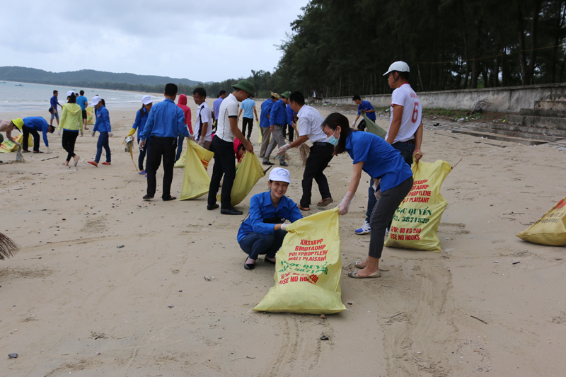 Đoàn viên Thanh niên Huyện đoàn Cô Tô tham gia dọn vệ sinh môi trường bờ biển.