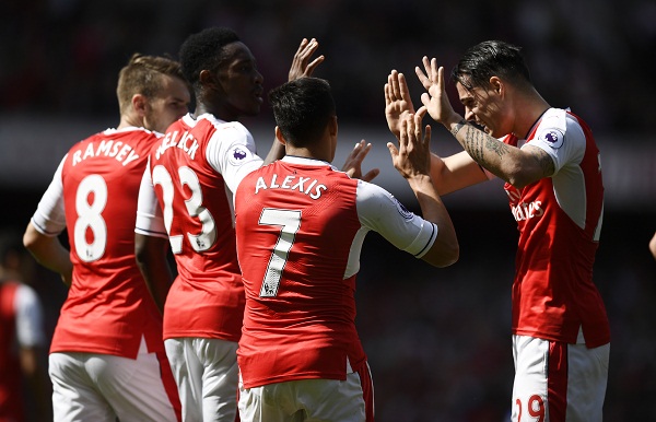 Niềm vui của các cầu thủ Arsenal sau bàn thắng của Sanchez. Ảnh: Reuters.