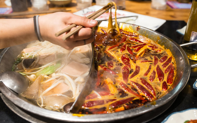 Hương vị cay nồng, kích thích của món lẩu Thành Đô trở nên nổi tiếng, sau khi thành phố này được UNESCO bình chọn là một trong những thành phố có nền ẩm thực sáng tạo nhất. Một nồi lẩu truyền thống thường được chia thành 2 hoặc 4 ngăn, nước dùng có độ cay khác nhau phù hợp với nhiều thực khách.