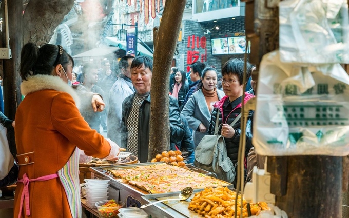 Khu Ngõ Lớn Ngõ Nhỏ (Kuanzhai Xiangzi) tràn ngập các gian hàng ẩm thực đường phố, cửa hàng thủ công mỹ nghệ, cùng nhiều nhà hàng, là nơi lý tưởng để du khách khám phá văn hóa Thành Đô.