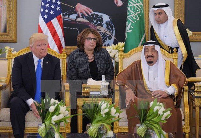 Quốc vương Saudi Arabia Salman (phải) tiếp Tổng thống Mỹ Donald Trump (trái) tại Riyadh ngày 20/5. (Nguồn: AFP/TTXVN)