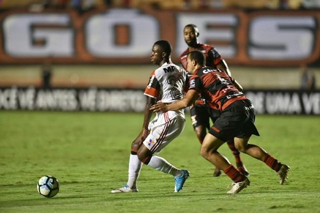  Vinicius mới có trận đấu thứ hai được hít thở bầu không khí chuyên nghiệp.