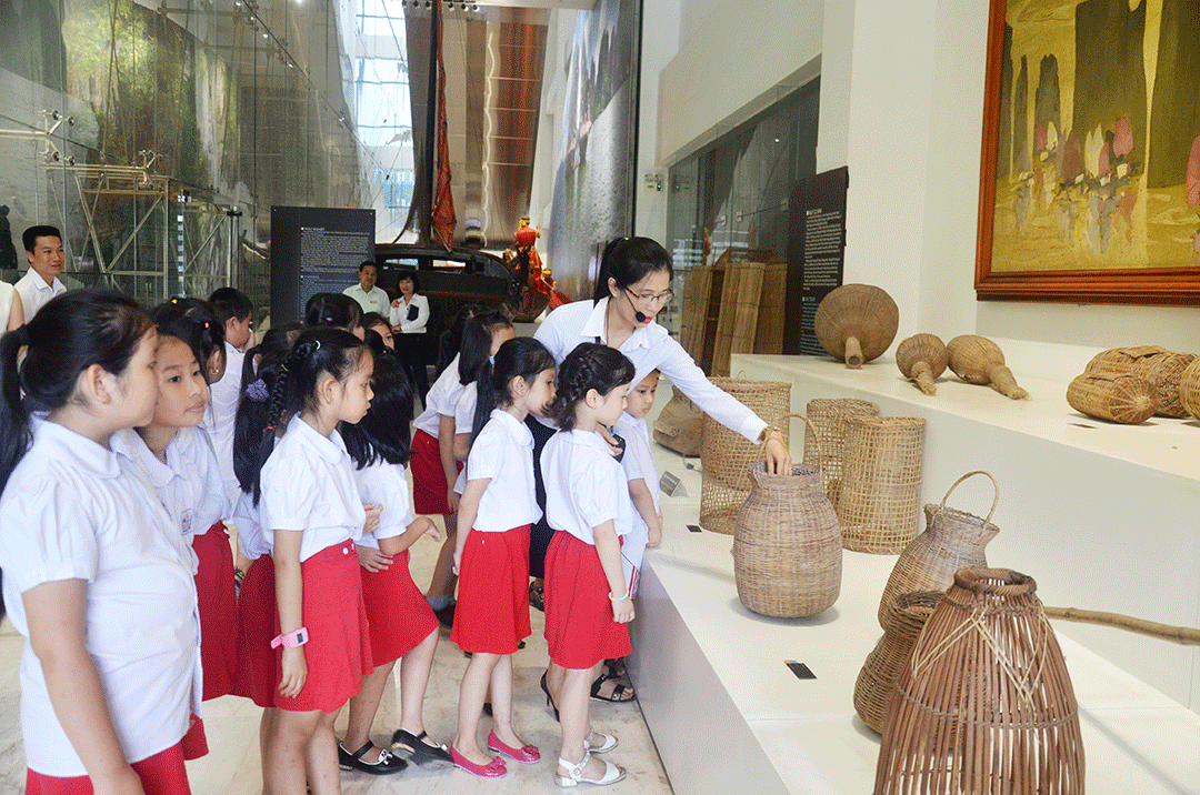 Học sinh khối lớp 2, Trường Tiểu học Hạ Long (TP Hạ Long) tham quan khu trưng bày tại Bảo tàng Quảng Ninh