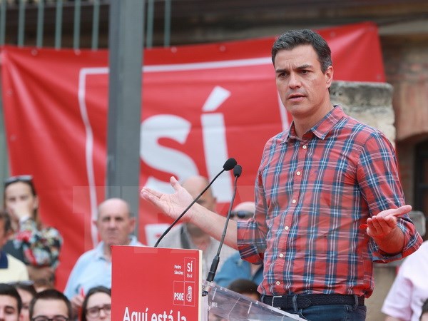 Cựu Chủ tịch đảng Xã hội Pedro Sanchez trong chiến dịch tranh cử ở Zaragoza ngày 17/5. EPA/TTXVN