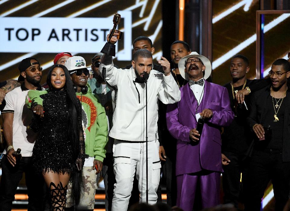 Drake (cầm cúp) vinh dự nhận giải Nghệ sĩ xuất sắc cùng những người thân thiết nhất