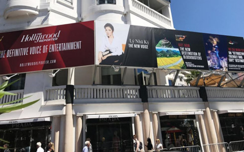 Tấm pano Lý Nhã Kỳ bên cạnh pano quảng bá du lịch và điện ảnh Việt Nam.