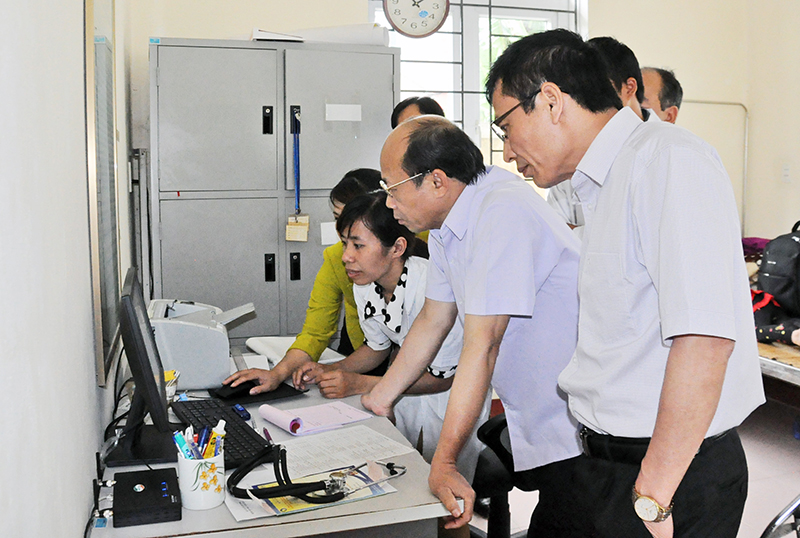 Lãnh đạo Sở Y tế kiểm tra công tác cập nhật dữ liệu, lập hồ sơ QLSKTD tại Trạm Y tế xã Cái Chiên (huyện Hải Hà).