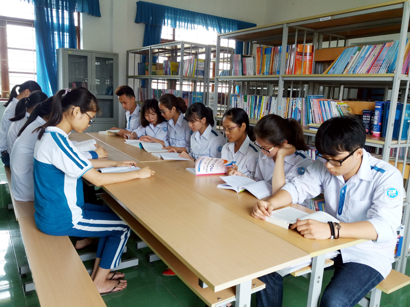 Học sinh khối 12, Trường THPT Hoàng Hoa Thám (TX Đông Triều) tập trung ôn luyện tại Thư viện nhà trường.