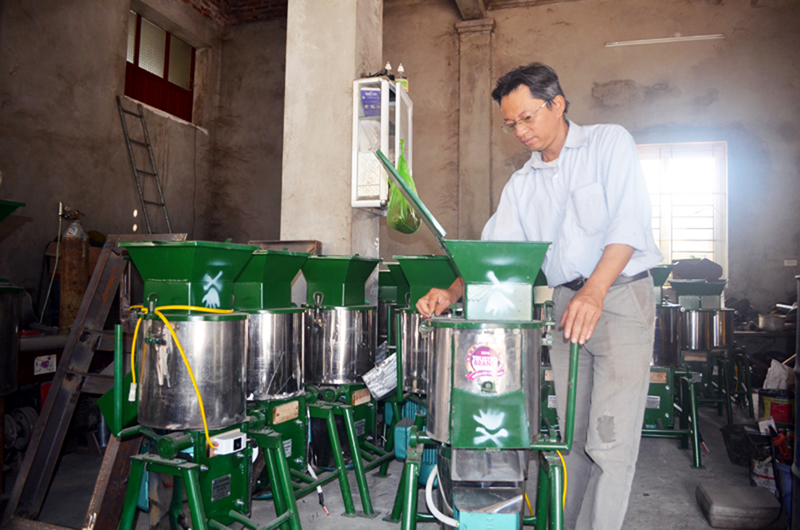 Máy chế biến thức ăn đa năng công nghệ xanh của anh Đinh Văn Giang, xã Sông Khoai, TX Quảng Yên được Trung ương Hội Nông dân bình chọn là sản phẩm tiêu biểu toàn quốc.