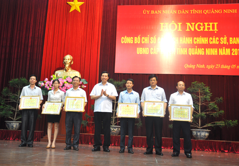 Đồng chí Nguyễn Đức Long, Phó Bí thư Tỉnh ủy, Chủ tịch UBND tỉnh trao Bằng khen của UBND tỉnh cho các tập thể đạt kết quả cao trong thực hiện CCHC năm 2016.