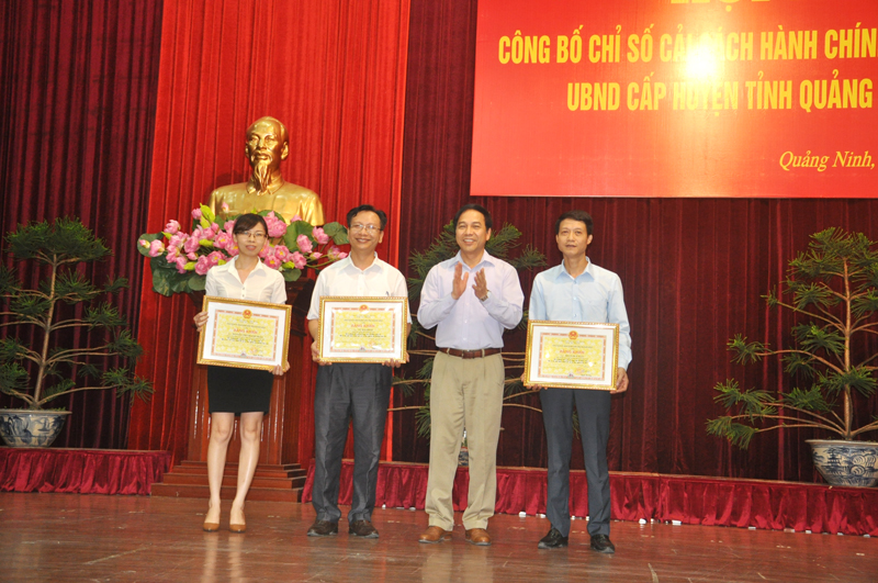 Đồng chí Đặng Huy Hậu, Phó Chủ tịch Thường trực UBND tỉnh trao Bằng khen của UBND tỉnh cho các cá nhân có nhiều thành tích trong công tác chỉ đao, điều hành, thực hiện CCHC năm 2016.