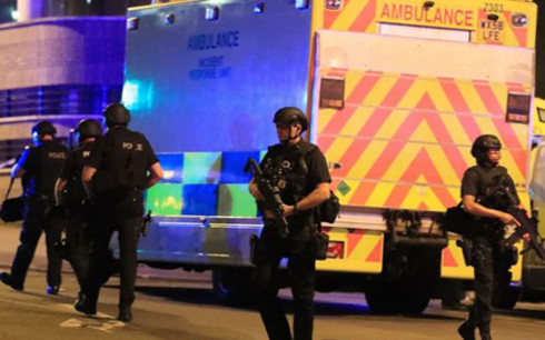 Cảnh sát Anh túc trực suốt đêm tại hiện trường vụ tấn công ở 