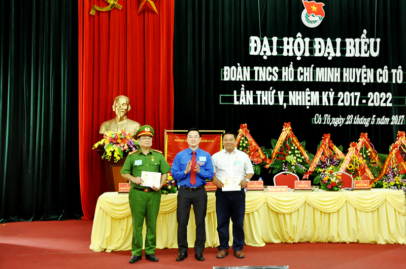 Đồng chí Hoàng Văn Hải, Phó bí thư tỉnh Đoàn, thừa ủy quyền của Trung ương Đoàn trao kỷ niệm chương cho 2 cá nhân đã có đóng góp cho sự nghiệp 