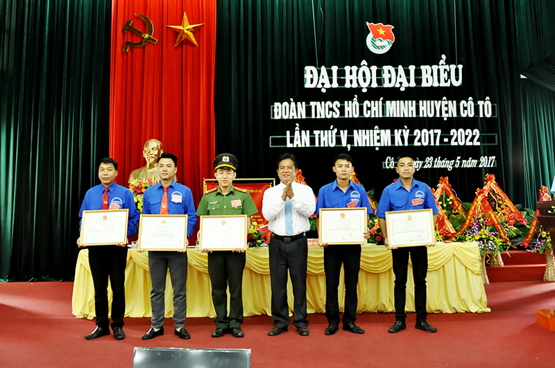 Đồng chí Mai Tuấn Phượng, Phó Bí thư Huyện ủy lên trao thưởng cho các tập thể cá nhân có thành tích xuất sắc trong nhiệm kỳ 2012-2017.