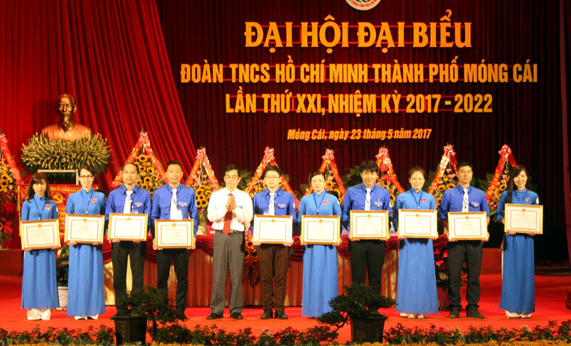 Tỉnh đoàn Quảng Ninh và TP Móng Cái khen thưởng các tập thể và cá nhân có thành tích xuất trong công tác đoàn và phong trào TTN nhiệm kỳ qua