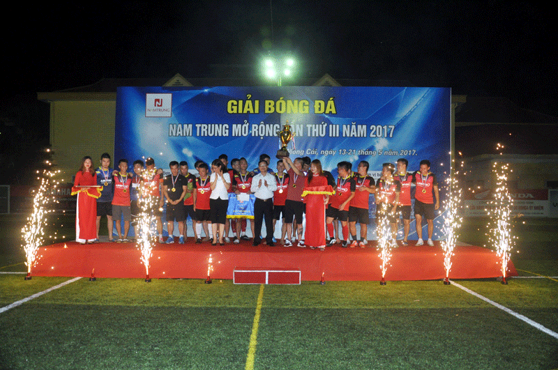 Ban tổ chức trao giải cho các đội bóng và các giải cá nhân