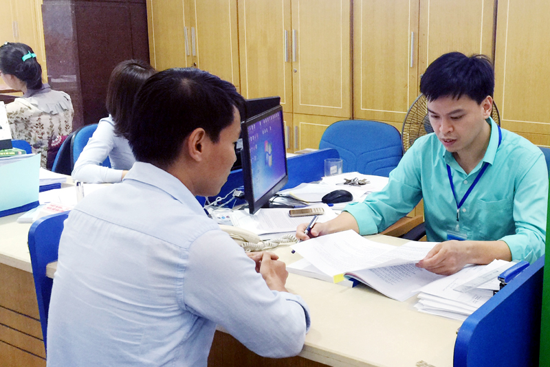 Cán bộ Sở TN&MT hướng dẫn doanh nghiệp thực hiện các thủ tục hành chính về đất đai tại Trung tâm Hành chính công tỉnh.