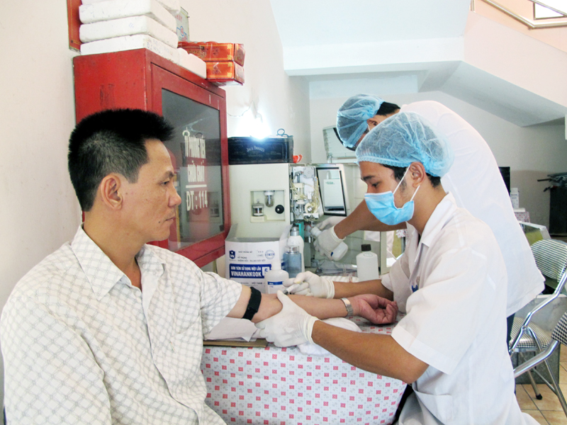 Công ty Than Hòn Gai tổ chức khám sức khoẻ định kỳ cho người lao động. 