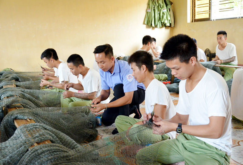 Cán bộ Trung tâm hướng dẫn các học viên thực hành nghề đan lưới.