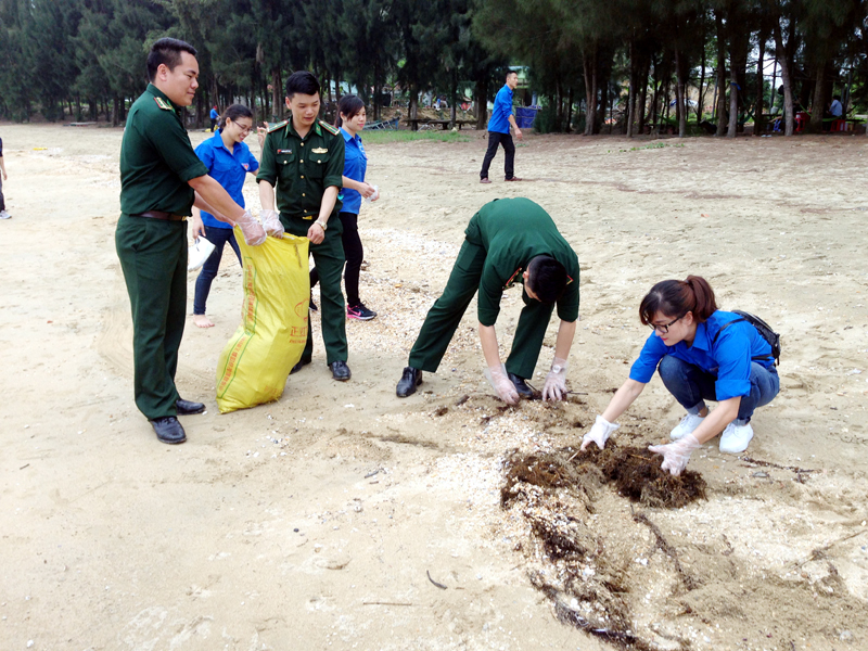 ĐVTN Đồn BP Quảng Đức tham gia chiến dịch “Hãy làm sạch biển” năm 2017 tại xã đảo Cái Chiên (huyện Hải Hà).