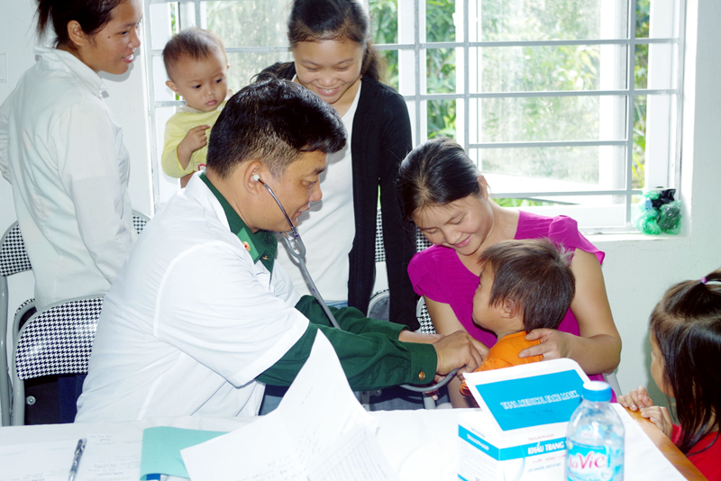 ĐVTN Ban Quân y, Phòng Hậu cần (BĐBP tỉnh) khám, chữa bệnh, cấp thuốc miễn phí cho người dân xã Bắc Sơn (TP Móng Cái).