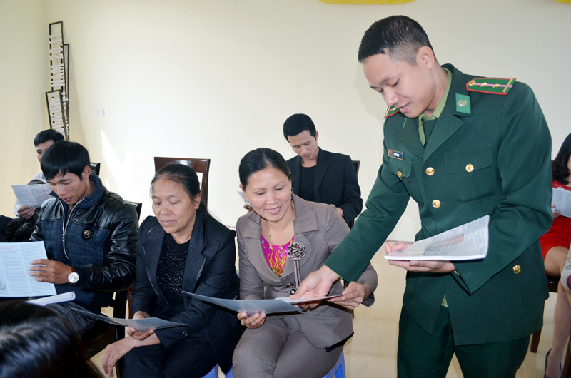 ĐVTN Đồn BP Trà Cổ tuyên truyền pháp luật cho nhân dân phường Trà Cổ (TP Móng Cái). 