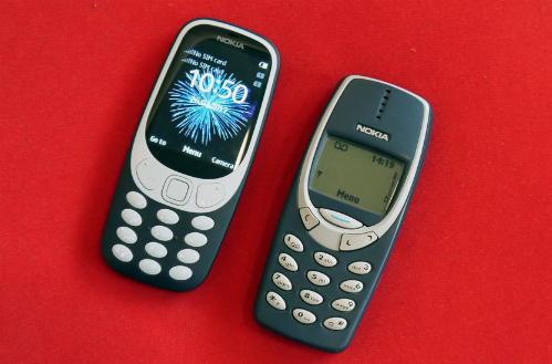 3310 phiên bản 2017 đặt cạnh đàn anh ra mắt từ năm 2000.