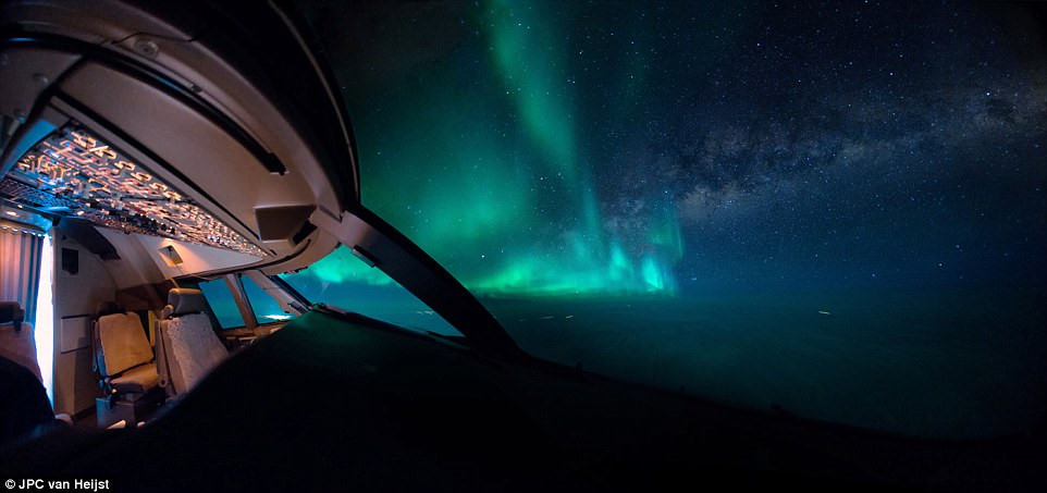 Sự kết hợp giữa ánh sáng dải ngân hà và cực quang tạo nên khung cảnh ngoạn mục, như thôi miên người xem. Hình ảnh này được ghi lại từ chuyến bay Mỹ - Trung Quốc tháng 2/2016.