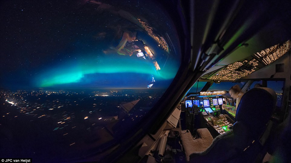 Cực quang phương Bắc là hình ảnh mà Van Heijst thường gặp trong những chuyến bay đêm của mình.