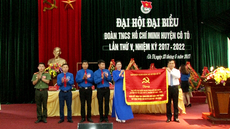 Đồng chí Hoàng Bá Nam, Tỉnh ủy viên, Bí thư Huyện ủy, Chủ tịch UBND huyện Cô Tô trao cờ cho BTV Huyện Đoàn Cô Tô khóa V, nhiệm kỳ 2017-2022.